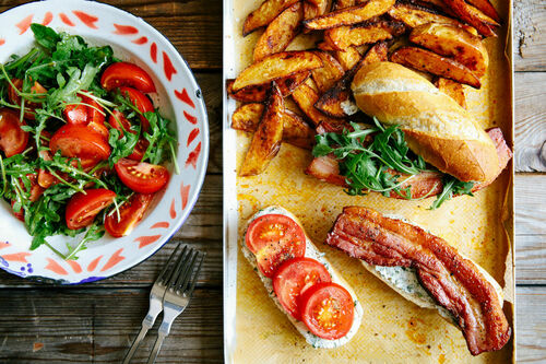 Sandwich mit krossem Schweinebauch und Rucolacreme, dazu Ofenkartoffeln