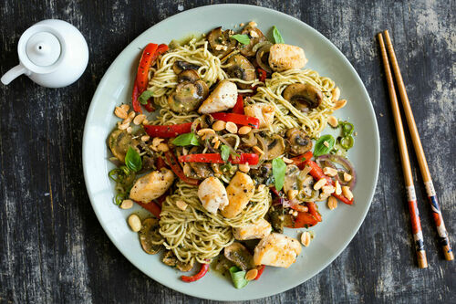 Gemüse-Nudel-Pfanne mit Hähnchen und thailändischem Basilikumpesto