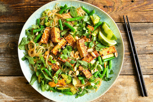 Vietnamesische Glasnudeln mit Tofu und grünen Bohnen