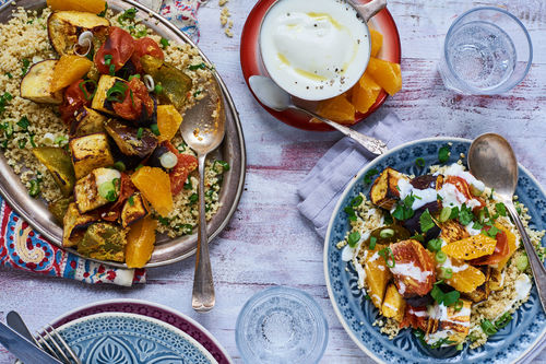 Joghurt-Röst-Gemüse mit Kräuter-Bulgur und Orange