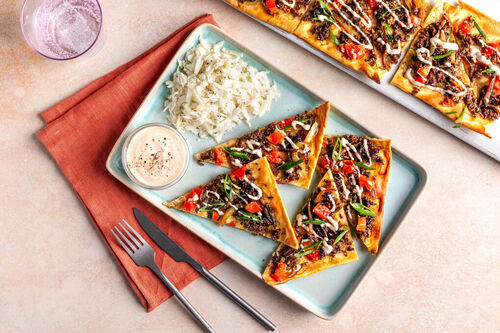 Schwedische Pizza mit Rinderhack und frischem Knollensellerie-Topping