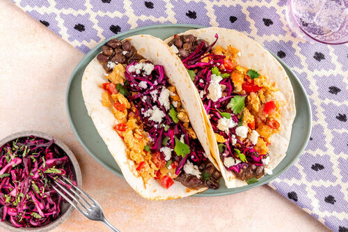„Huevos Tirados“ und Feta im Wrap mit Bohnenpüree und Rotkohl