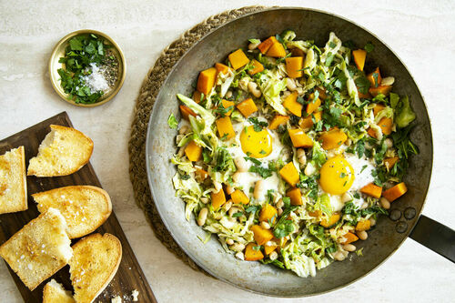Grüne Shakshuka mit Wirsing und Kürbis dazu knuspriges Knoblauchbaguette