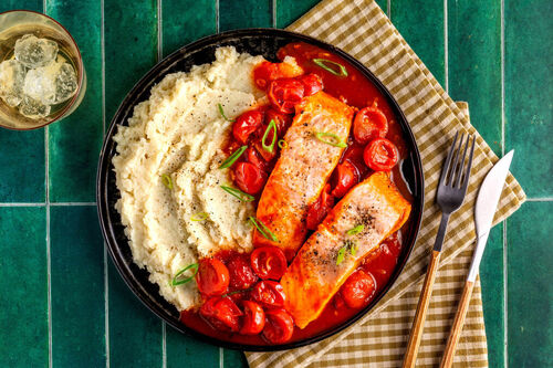 Lachsfilet in fruchtiger Tomatensauce mit Selleriepüree und Lauchzwiebeln
