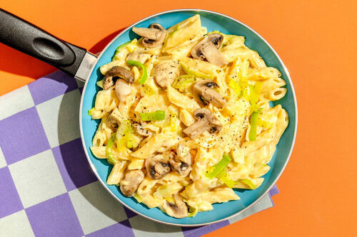 Luxuriöse Käsepasta mit Trüffelöl herzhaft mit Champignons und Lauch