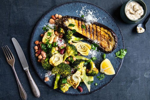 Auberginensteak mit Knoblauchdip und Artischocken-Brokkoli-Gemüse mit Bohnen