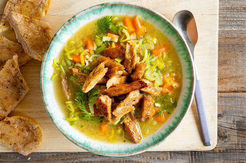 Vegane Gemüse-„Hähnchen“-Suppe mit knusprigem Knoblauch-Vollkornbaguette