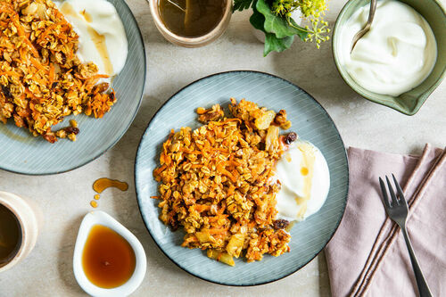 Porridge aus dem Ofen Carrot-Cake-Style mit Ananas und Joghurt