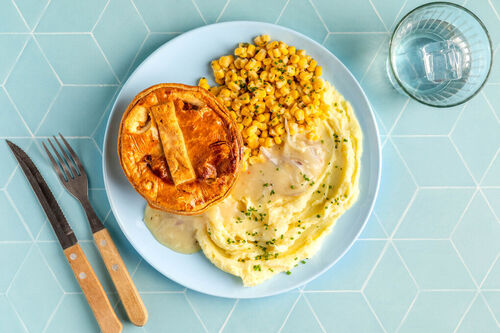 Steak & Stout Pies mit Kartoffelpüree mit Schalottensauce und Buttermais