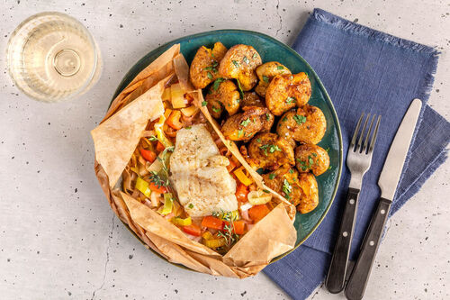 Seehechtfilet und Gemüse „en papillote“ dazu würzige Quetschkartoffeln mit Petersilie