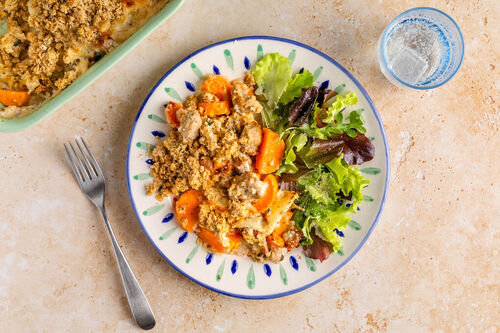 Herzhaftes Süßkartoffel-Würste-Gratin mit Haferflocken-Walnuss-Topping und Salat