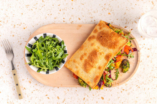 Italienisches Käsesandwich Panuozzo-Style mit Brokkoli, Paprika und Rucola