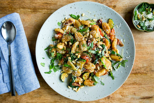 Bunte Gnocchipfanne mit Spinat mit getrockneten Tomaten und Pinienkernen