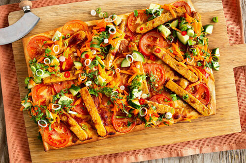 Pizza Bánh-mì-Style mit BBQ-Tempeh und mariniertem Gemüse