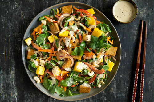 Fruchtiger Thai-Salat mit Tofu und buntem Mango-Cashew-Gemüse