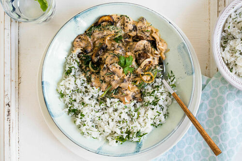 Veganes Pilz-Stroganoff mit Babyspinat und Petersilienreis