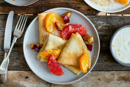 Süße Palatschinken mit Joghurt und Pflaumen-Zitrus-Salat