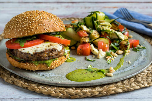 Veggieburger à la Caprese mit Champignonpatty und buntem Salat