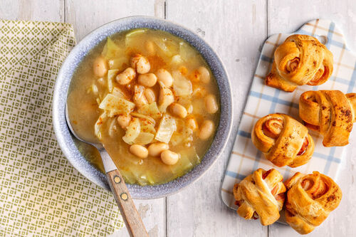 Wärmende Weißkohl-Bohnen-Suppe mit würzigen Speckknoten