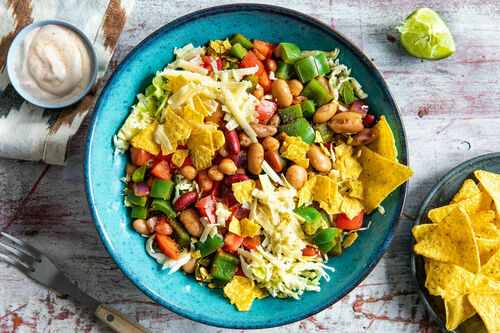 RS Taco-Salat-Bowl mit Cheddar und Saure-Sahne-Limetten-Dressing