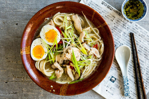 Ramen mit Hähnchen und Ei mit Miso und Udon-Nudeln
