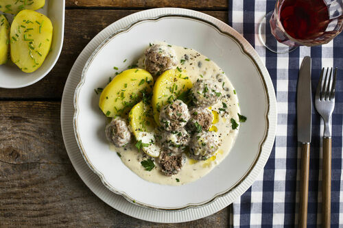 Königsberger Klopse aus Rind mit Salzkartoffeln und Schnittlauch