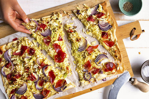 Herzhafter Wirsing-Flammkuchen mit Kernschinken und Schmand