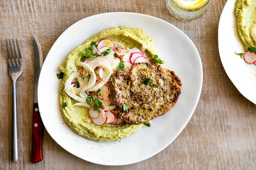 Zartes Schweinesteak mit Senf auf Petersilien-Hummus mit Fenchel
