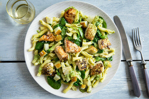 Herbstliche Hähnchen-Pasta mit Birne und feinem Pistazienpesto