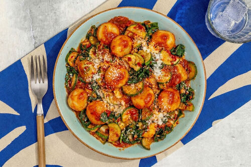 Käse-Gnocchi mit Zucchini und Tomaten-Oliven-Pesto