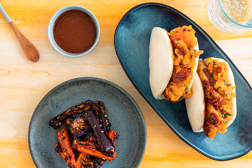 Extraviele Baos mit veganem Hähnchenschnitzel und Teriyaki-Auberginengemüse