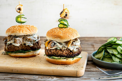 RESHOOT Saftiger Beef-Stroganoff-Burger mit Pilzen, dazu Gurkensalat
