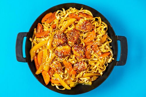 RS Asia-Nudelpfanne mit Sesam-Hähnchen mit Karotten, Paprika und Lauchzwiebeln