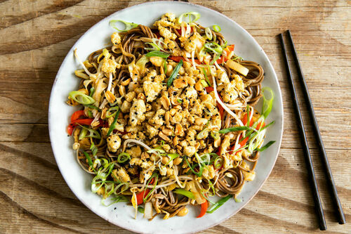 Japanische Nudelpfanne mit Tofu und pikanter Miso-Sesam-Sauce