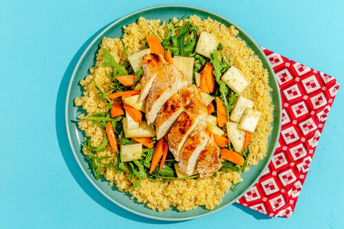 Saftiges Hähnchen auf Orangen-Bulgur mit würzigem Rucola, Karotten und Sellerie