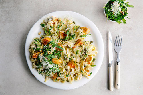 Schnelle Rucola-Hähnchen-Pasta mit würziger Kapern-Käse-Sauce