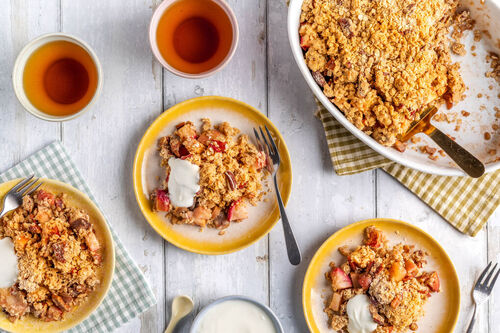 Maronen-Apfel-Crumble serviert mit Joghurt
