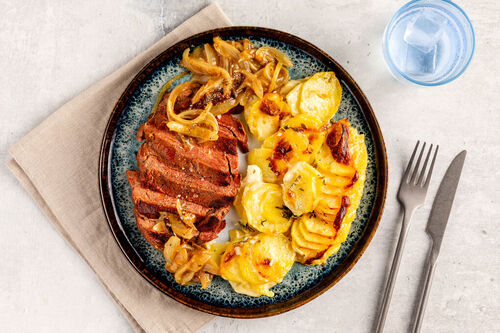 Veggie-Steak mit feiner Zwiebelsauce dazu Kartoffelgratin mit Thymian und Rosmarin