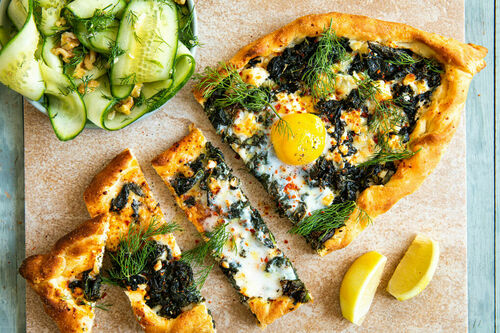 Chatschapuri mit Spiegelei und Grünkohl dazu Gurken-Walnuss-Salat