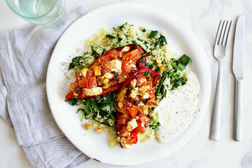 Gefüllte Spitzpaprika mit Feta auf Basmati mit Spinat und Dip