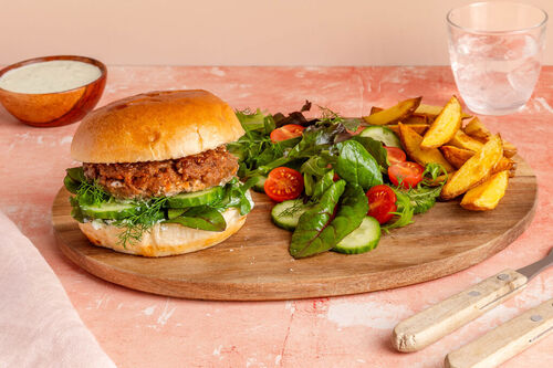 RS Saftiger Burger mit Feta und Bio-Rind dazu Ofenpommes und gemischter Salat