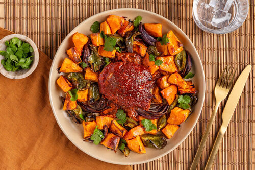 Tandoori-Masala-Hähnchen mit Süßkartoffeln, Paprika und Koriander