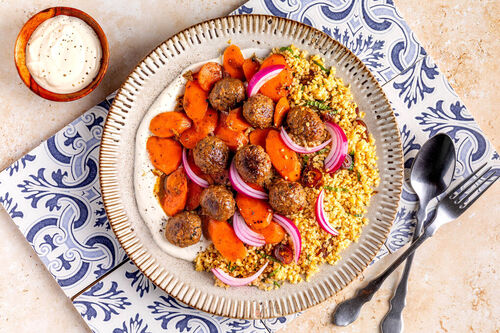 Geflügelbällchen mit Karotten und Zwiebeln auf Bulgur mit Joghurt-Tahini-Sauce