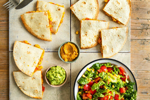 Quesadillas mit Tomaten und Mais dazu vegane Cashewcreme, Guacamole und Salat