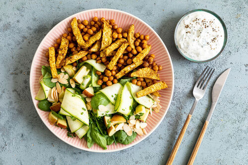 Gerösteter Sellerie und Kichererbsen mit Gurken-Apfel-Salat und Dip