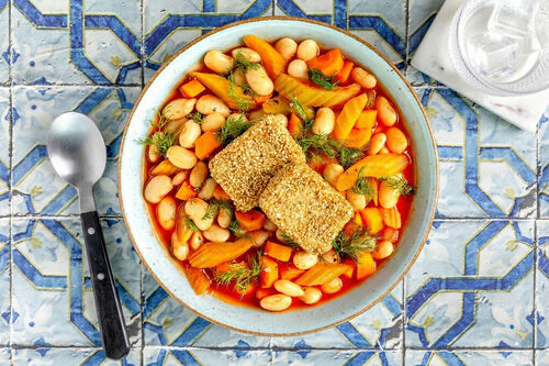 Knuspriger Sesam-Feta auf Bohneneintopf mit Stangensellerie und frischem Dill