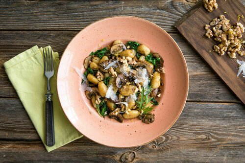 Gnocchipfanne mit Thymian-Pilzen würzig-fein mit Rucola und Walnüssen