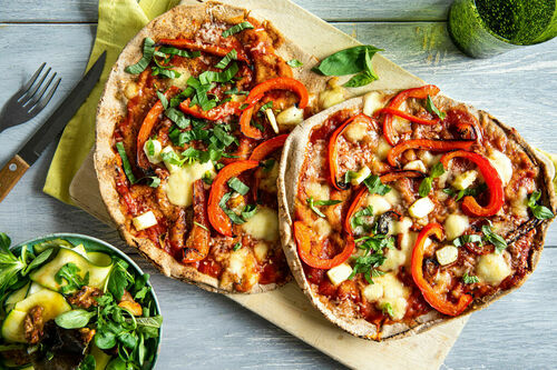 RS Pizza Vegetaria mit Bazlama dazu Salat mit Zucchini und Walnüssen