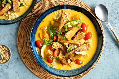 Veganes Kokos-Quinoa-Curry mit Tofu mit Süßkartoffeln und Erdnüssen