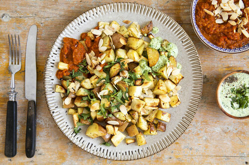 Gebackenes Wurzelgemüse mit Paprikasauce und Kokos-Kräuter-Dip